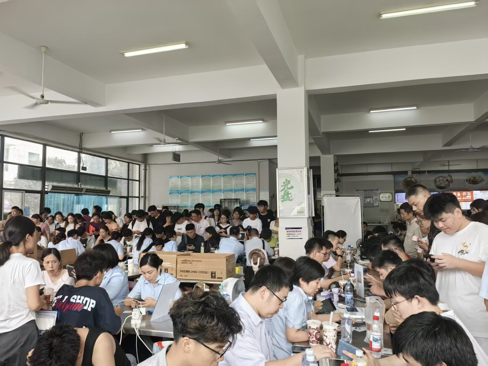 财务部联合银行进校园 为学生提供“一站式”办卡服务